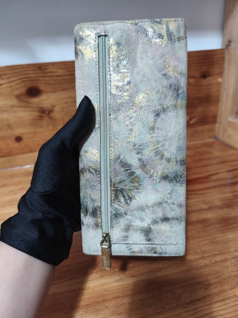 Hobo leather wallet (Category: Wallets & Card holders) located in Baguio. Submitted by queenlyne_vintage_rare_finds (Listing ID 1469408144, Image 3). Description: .
