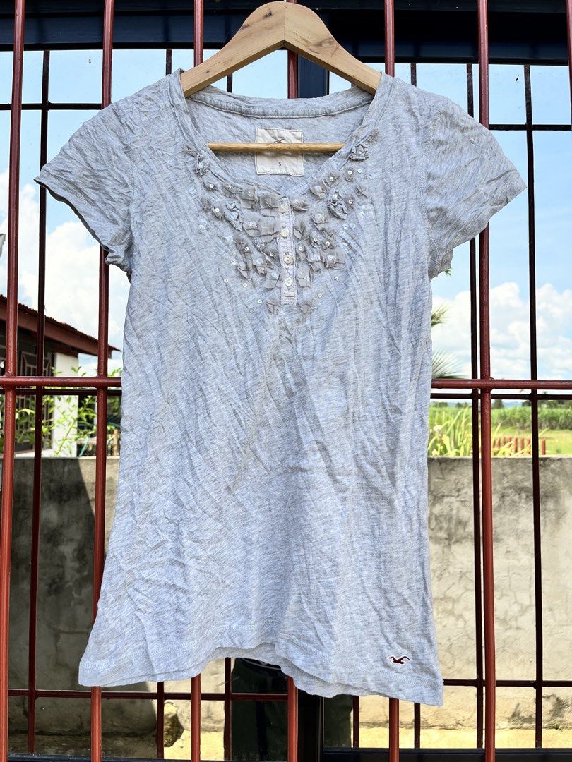 Hollister (Category: Blouses) located in Bayawan. Submitted by shajjoonn (Listing ID 1469512076, Image 1). Description: .