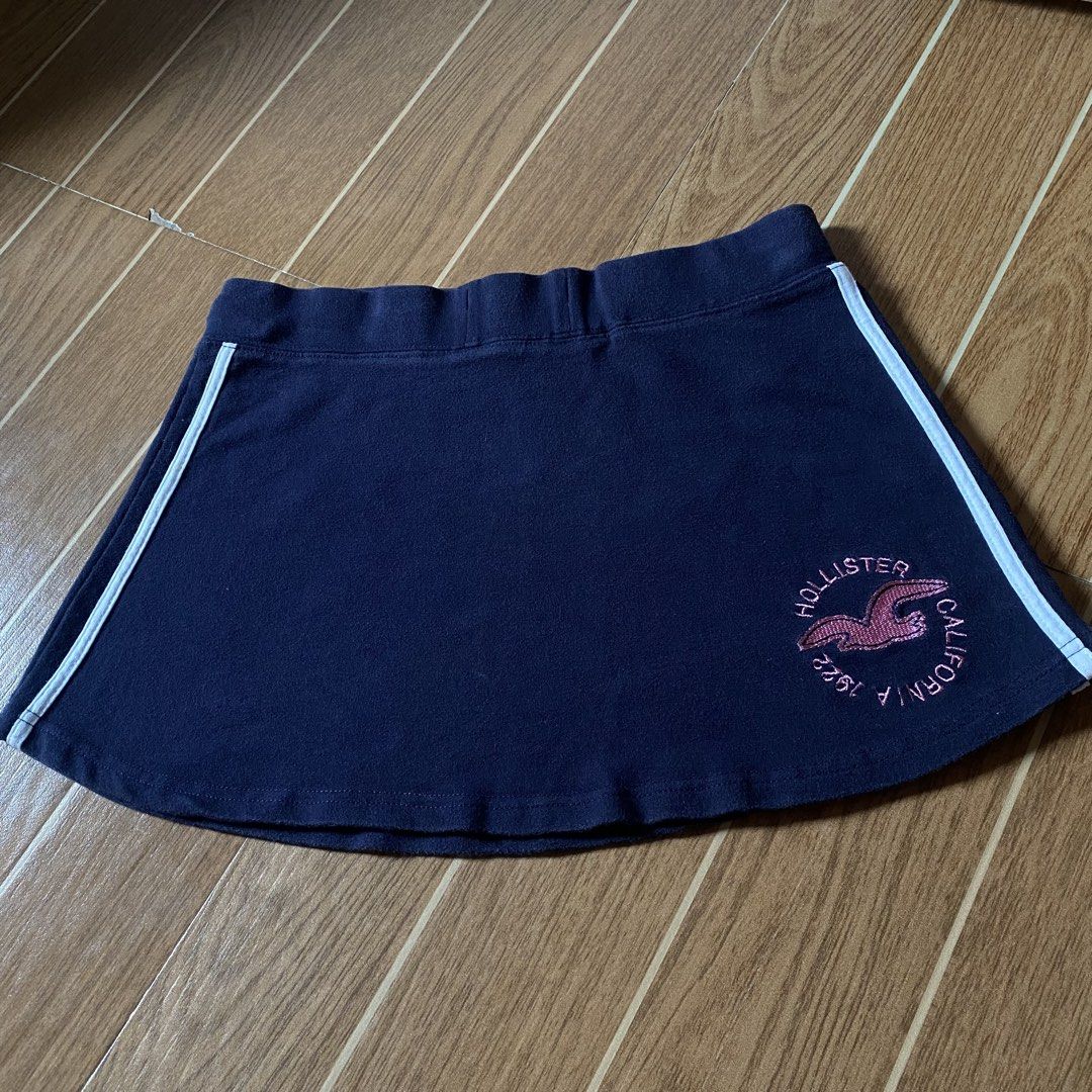 Hollister mini skirt (Category: Skirts) located in Paete. Submitted by fat.archives (Listing ID 1469444595, Image 1). Description: Dimes Waist 30 Length 12 Made in hongkong +sf.