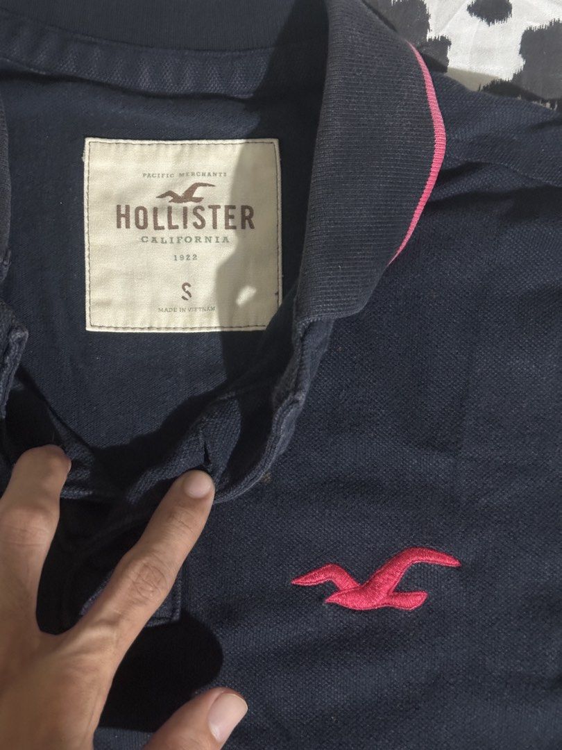 Hollister Polo - (tags: AFFLICTION, TAPOUT, MMA ELITE, SOUTHPOLE, JNCO, GRUNGE, METAL MULISHA, XZAVIER, XTREME COUTURE, Y2K, ALTERNATIVE, BAGGY, CYBERCORE, KARL KANI, SEAN JOHN, ARCHAIC, RAW STATE, OAKLEY, SKATE) (Category: Tshirts & Polo Shirts ) located in Davao. Submitted by all-about.y2k (Listing ID 1469571130, Image 2). Description: 19 Width 26 Length Issue: may brown stains maliliit lang na dots, slight fade Be mindful po thrifted po ito.