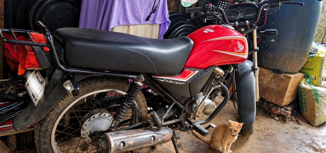 Honda CB125 (Category: Motorbikes for Sale) located in Rizal. Submitted by l4rcy (Listing ID 1469476017, Image 1). Description: FOR SALE: Honda CB 125 (2017 Model) Price: ₱15,000 Papeles: Complete original OR / CR Issue: 3 years paso rehistro Good running condition, matipid sa gas. Kayo na lang magpa-rehistro 📍 Location: Antipolo City PM lang sa interesado!.