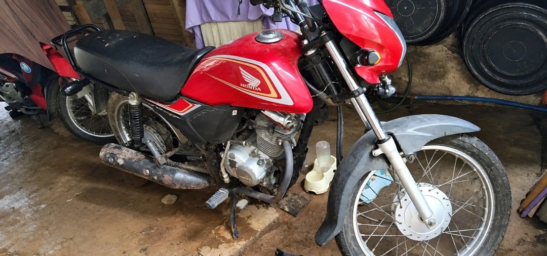 Honda CB125 (Category: Motorbikes for Sale) located in Rizal. Submitted by l4rcy (Listing ID 1469476017, Image 2). Description: FOR SALE: Honda CB 125 (2017 Model) Price: ₱15,000 Papeles: Complete original OR / CR Issue: 3 years paso rehistro Good running condition, matipid sa gas. Kayo na lang magpa-rehistro 📍 Location: Antipolo City PM lang sa interesado!.
