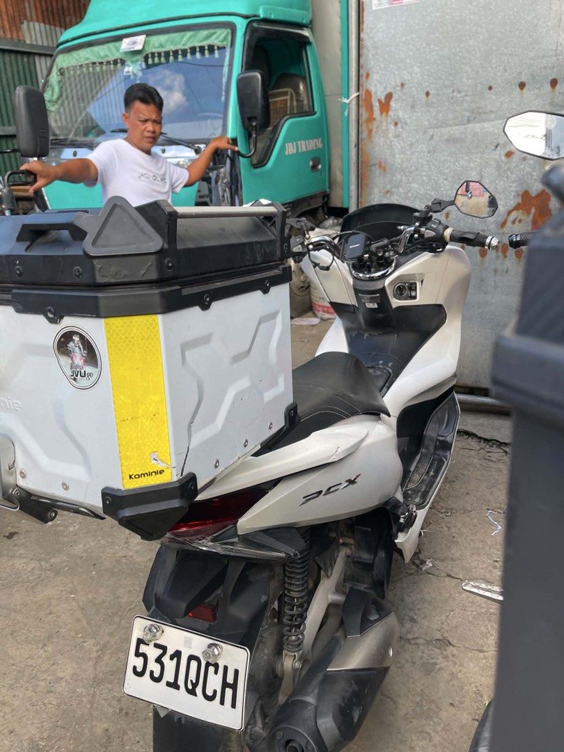 Honda PCX 2021 Model (Category: Motorbikes for Sale) located in Quezon City. Submitted by coleen0 (Listing ID 1469541797, Image 2). Description: Pcx 150 2021 model 25,596 odo First owner Gas and go Registered Issue: Faded lang yung ibang paint Bukod dun wala napo.