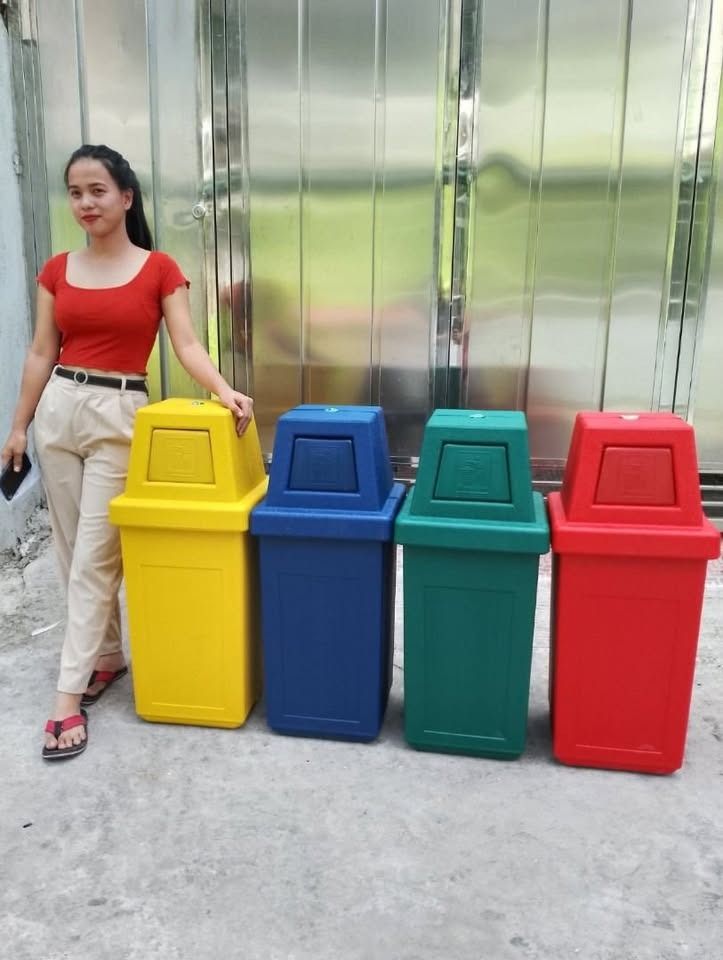 HOODED TRASH BIN (Category: Waste Bins & Bags) located in Caloocan City. Submitted by calmhawk_a2cd7a (Listing ID 1469400431, Image 3). Description: HOODED TRASH BIN BRAND: GREEN CARE 80 LITERS : 38L x 38W x 95.5H We also have Barrier / traffic cone / ppe's / cover all Trash bin / cooler box / kayak / freezer jacket Safety shoes / rainboots/ raincoat JUST CALL US / Pm me for more info. -09971763227 LOOK FOR : Angelina Address: 634 JRA COMPOUND LU
