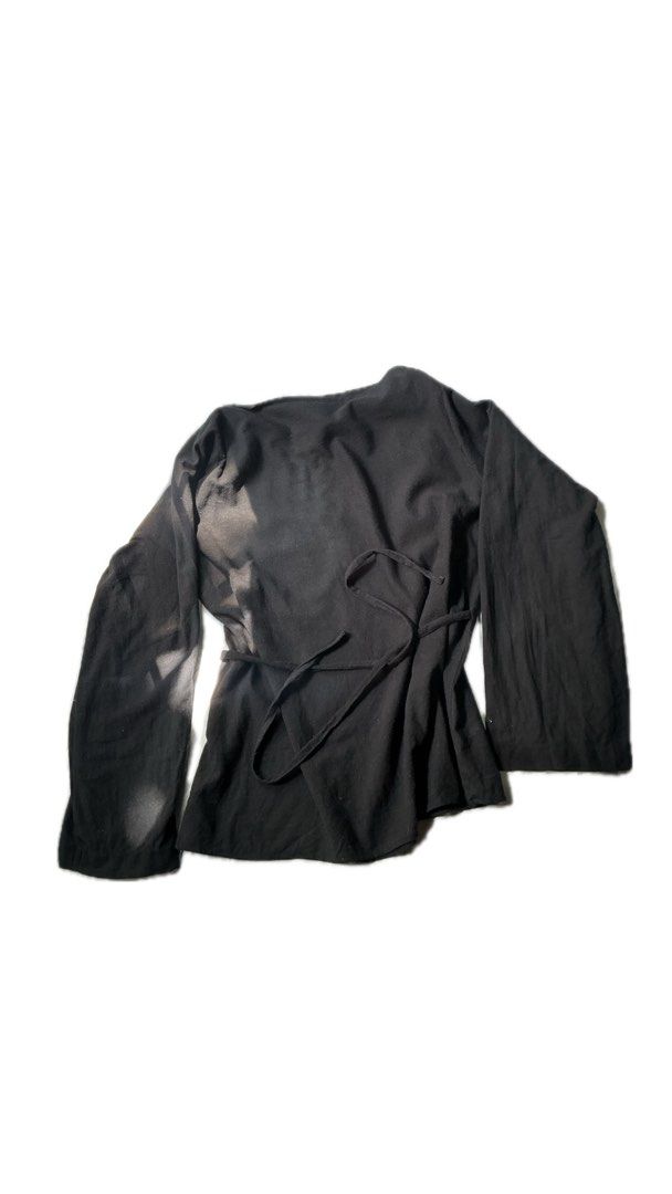 HULM Black Longsleeved Top (Category: Longsleeves) located in La Trinidad. Submitted by ezraaaa29 (Listing ID 1469429312, Image 3). Description: - Brand: HULM -first pics are from the shop hulm, pls swipe for the actual pic -from an overseas Indonesian shop. -Bought for 400 - once used only - Color: Black -material: cotton (according to the shop) - Style: Long-sleeved basic top - Neckline: Boat neck - Details: Subtle flare sleeves and self-tie wa