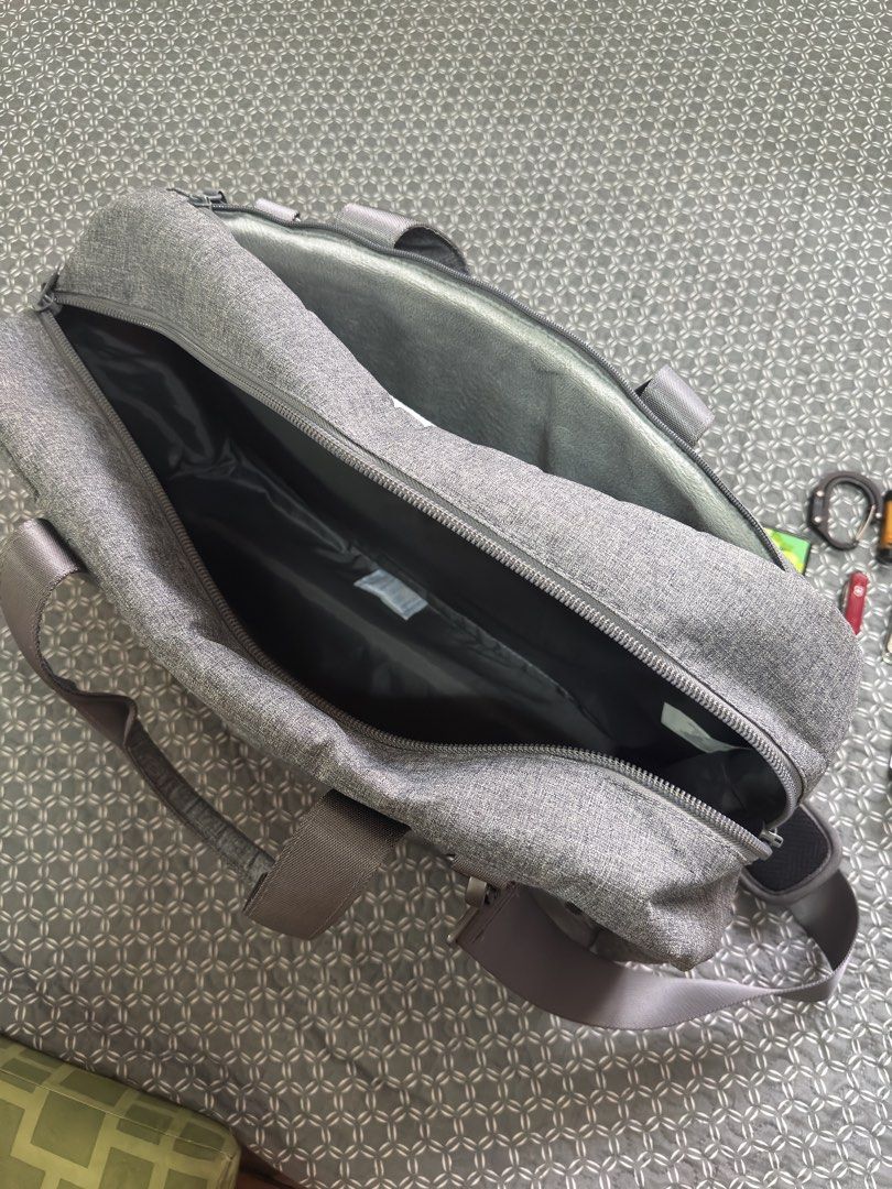 Incase I/O Travel bag (Category: Sling Bags) located in Rizal. Submitted by popoy_23 (Listing ID 1469553071, Image 2). Description: - great goruck kit bag alternative if you're looking for a dump it all duffle - stands up on its own, and has a separate laptop compartment (padded, can accommodate 2 laptops) - perfect for gym and office - with heavy duty strap Pick up at my house (Village East Cainta), or shipping c/o buyer.
