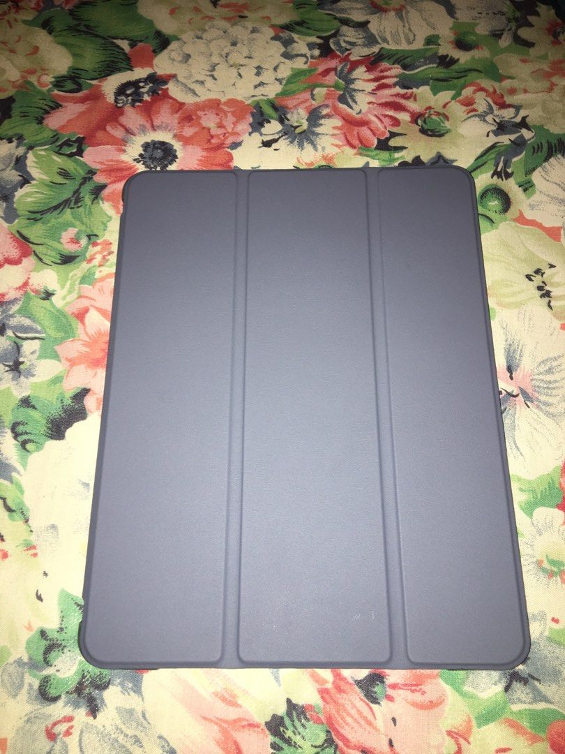 Ipad 5th generation (Category: iPad) located in Kuala Lumpur. Submitted by aliamaria86 (Listing ID 1469487618, Image 2). Description: Ipad 5th gen Wifi 32gb Dpt pensil, touch pad, cable dgn casing Condition ok Pickup area taman melati setapak Blh nego.