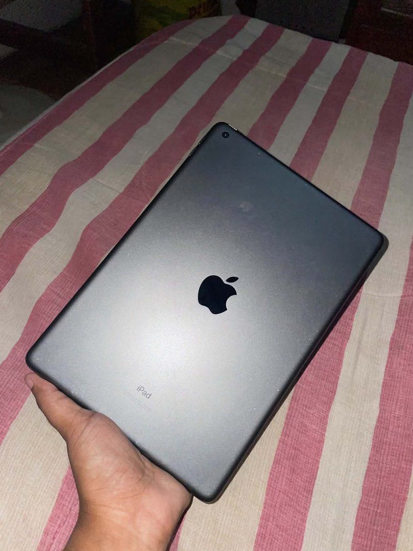iPad 9th gen (Category: iPad) located in Tanjay. Submitted by kathleenpearl (Listing ID 1469396907, Image 2). Description: Ipad 9th gen 64gb Ios 26 Sligjtly used Used for netflix and editing Inclusions: charger,detachable keyboard and pen ❗️NEGOTIABLE 📍Negros Oriental shipped via JNT, shipping shouldered by buyer .