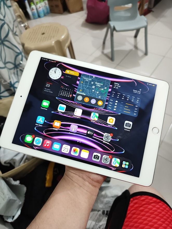 iPad Air 2 128GB Silver (Category: iPad) located in Quezon City. Submitted by cosmic_xhenon (Listing ID 1469472830, Image 1). Description: FOR ONLY 6.8K RFS: GINAMIT LANG NG KIDS FOR WATCHING YOUTUBE VIDS COLOR: SILVER GOODS NA GOODS PANG TABLET LALO NA SA MGA KIDS AND ADULTS KAYANG KAYA LAHAT NG LATEST APPS RUNNING LATEST IOS 15.8.8 around 98% smoothness overall SUPER PRESENTABLE GREAT BATTERY LIFE DELIVERY VIA LALAMOVE OR MEET UPS LRT 1 ROOSEVE
