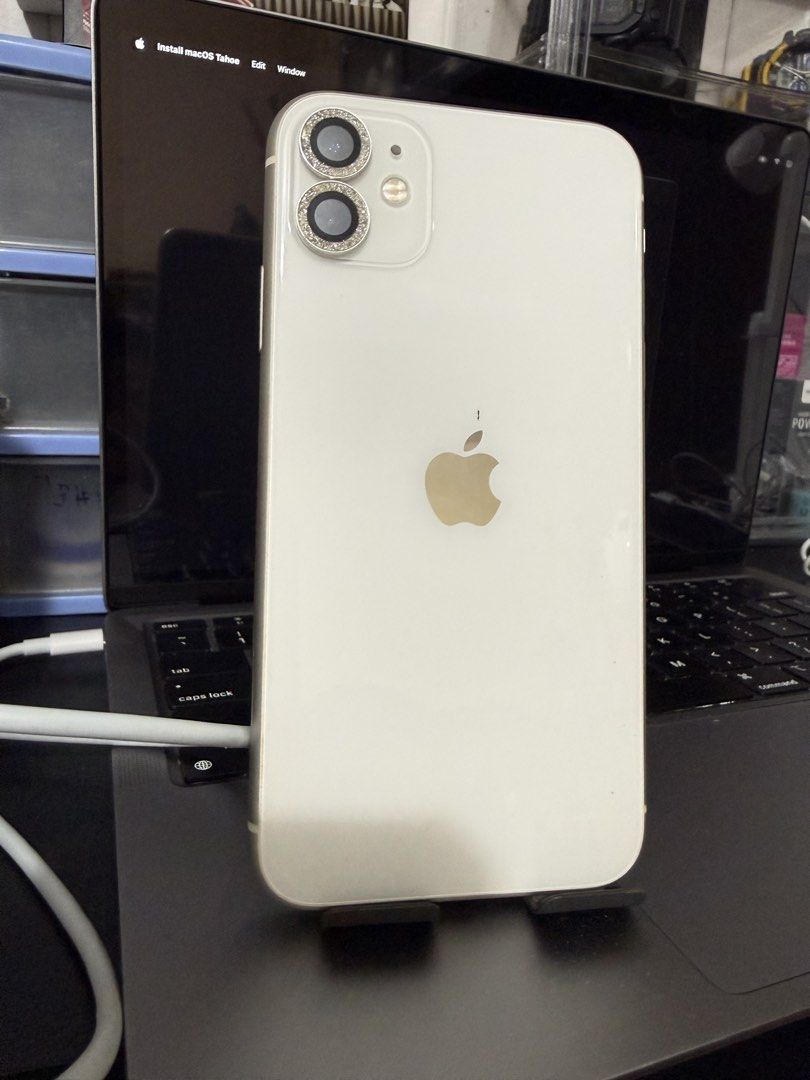 iPhone 11 (Category: iPhone 11 Series) located in Quezon City. Submitted by bprpawnshop (Listing ID 1469437656, Image 1). Description: Remata. Unit Casing Charger No issue. Pick up at diamond arcade 2ndflr cubao. Fbpage:bpr gadget pawnshop .