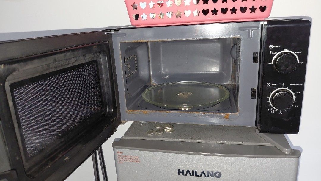 Itel Microwave Oven (Category: Ovens & Toasters) located in Caloocan City. Submitted by nicnicnic08 (Listing ID 1469402517, Image 2). Description: Title: Itel Manual Microwave (For Parts / Repair / As-Is) - ₱300 Price: ₱300 Condition: For Parts / Needs Attention Description: Selling an Itel manual microwave oven in working condition (heats water/food normally). Please note: - Has rusted area along the lower front interior frame. - Makes a louder 