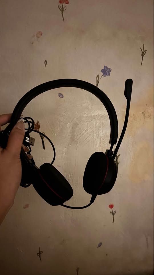Jabra Evolve 20 UC USB-C/A Stereo Headset Passive Noise Cancellation (Category: Headphones & Headsets) located in Manila. Submitted by safeowl.512380 (Listing ID 1469531149, Image 2). Description: BRAND NEW Bought it for Php 1,980 Selling for Php 1,500 nalang Meet up: Cavite used only once, nag try lang kung working ang device rfs: hindi na tutuloy sa work from home work.