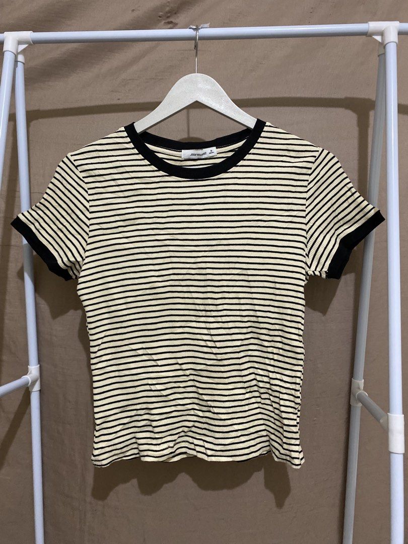 JEANSWEST SHIRT (Category: Shirts) located in Davao. Submitted by aunthriftpreneur (Listing ID 1469463992, Image 1). Description: ✨Handpicked Ukay✨ Stretchable Fit to S-M .