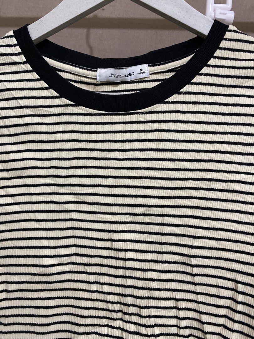 JEANSWEST SHIRT (Category: Shirts) located in Davao. Submitted by aunthriftpreneur (Listing ID 1469463992, Image 2). Description: ✨Handpicked Ukay✨ Stretchable Fit to S-M .