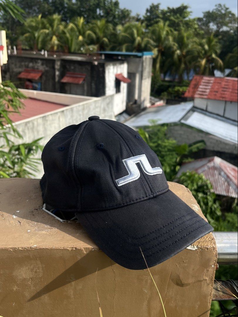 j.lindeberg Black Baseball Cap (Category: Caps & Hats) located in Pontevedra. Submitted by thrift01 (Listing ID 1469572041, Image 1). Description: - Brand: J.Lindeberg - Color: Black - Design: Iconic silver Bridge logo embroidered on front, brand name on back - Fit: Clean structured crown with curved visor - Details: Branded interior sweatband lining, made in China - Perfect for: Golf, sports, and casual everyday wear.