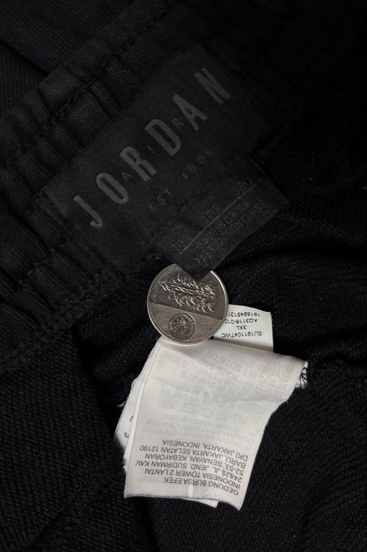 Jordan (Category: Shorts) located in Cavite. Submitted by staythrifted.23 (Listing ID 1469521795, Image 2). Description: 3Xl on 🏷️ Dimes : Lenght 21.5 Waist 38 - 40 Excellent to like new Color rate 9.8/10 Issue ❌ Loc. Cavite We ship nationwide Payment first .