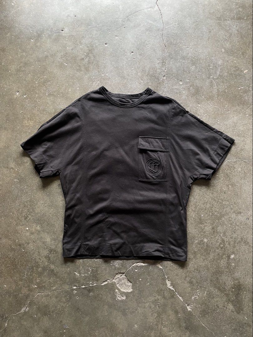 Juun.J Embroidered Logo Pocket Tee (Category: Tshirts & Polo Shirts ) located in Angeles City. Submitted by wa2si (Listing ID 1469239352, Image 1). Description: Size: Small fits Large Excellent condition No flaws.