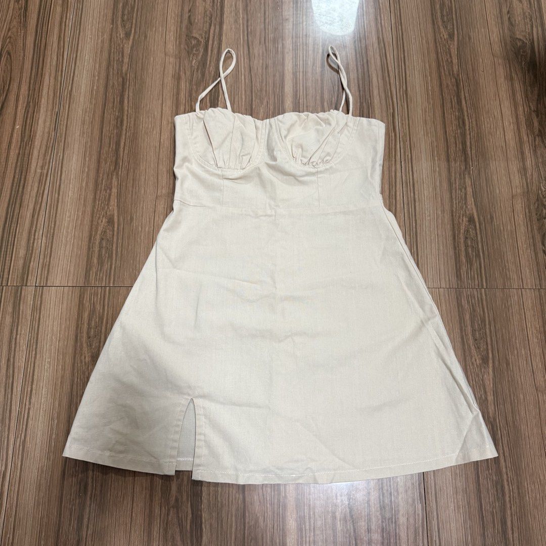 Kalmado Beige linen Spaghetti Strap Mini Dress Size M (Category: Dresses) located in Binangonan. Submitted by curatedbyjuys (Listing ID 1469441649, Image 1). Description: - Brand: Kalmado - Color: Neutral beige - Size: Medium (M) - Design: Spaghetti straps, gathered corset-style bust, and back zipper closure - Detail: Chic front side slit on the hem - Material: Lightweight fabric, perfect for casual outings or date nights.