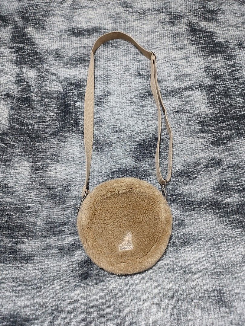 Kangol Teddy Circle Crossbody Bag (Category: Cross-body Bags) located in Cebu City. Submitted by haryvyylyynn (Listing ID 1469554692, Image 2). Description: Kangol sobrang cute nito 750+sf.