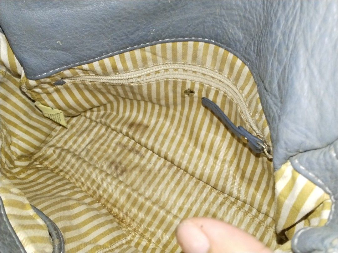 Kate Spade Leather 2way (Category: Cross-body Bags) located in Cavite. Submitted by bagssection04 (Listing ID 1469419910, Image 2). Description: Kate Spade 2way leather type handbag / slingbag small siZe minimal sign of wear lang not visible.