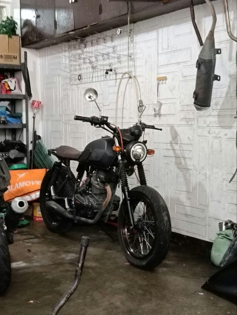 KEEWAY CAFE RACER 152 (Category: Motorbikes for Sale) located in Taguig. Submitted by sick_sushiii (Listing ID 1469414860, Image 3). Description: 20k fix! good base bike naumpisahan na itutuloy mo na lang naka wide rims and big tires may u bend na ipapakabit na lang naka bullet exhaust aftermarket headlight no issue sa engine. need mo lang carb and battery magagamit na. paso. with orig LTO plate complete orig papers.