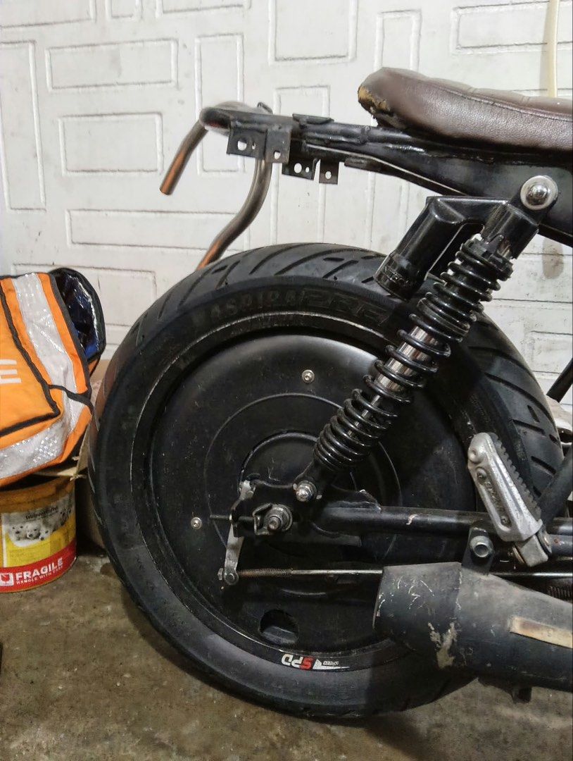 KEEWAY CAFE RACER 152 (Category: Motorbikes for Sale) located in Taguig. Submitted by sick_sushiii (Listing ID 1469414860, Image 1). Description: 20k fix! good base bike naumpisahan na itutuloy mo na lang naka wide rims and big tires may u bend na ipapakabit na lang naka bullet exhaust aftermarket headlight no issue sa engine. need mo lang carb and battery magagamit na. paso. with orig LTO plate complete orig papers.