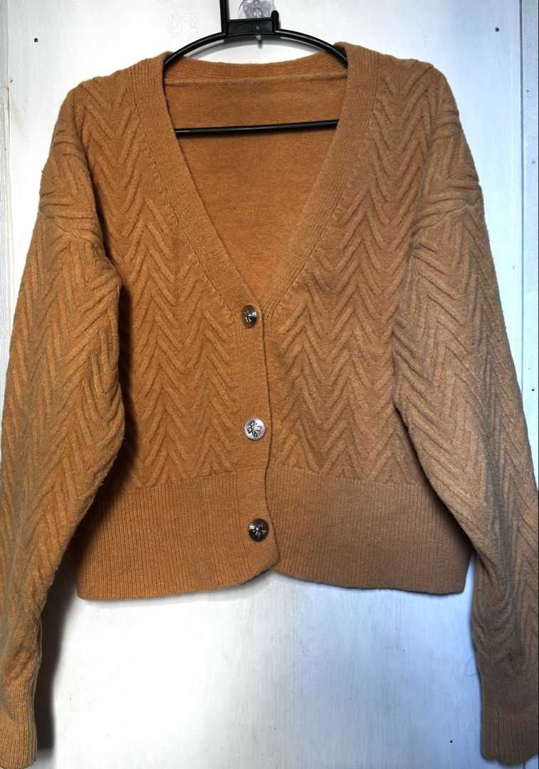 Knitted cardigan (Category: Longsleeves) located in Cavite. Submitted by chicfinds.slay (Listing ID 1469498509, Image 1). Description: ✨best fit s-semi large body frame ✨super nice thick premium quality .