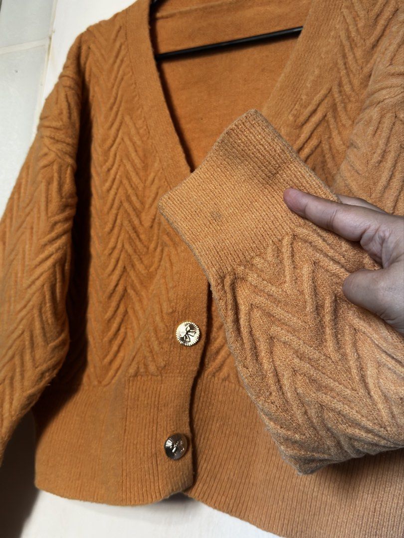 Knitted cardigan (Category: Longsleeves) located in Cavite. Submitted by chicfinds.slay (Listing ID 1469498509, Image 3). Description: ✨best fit s-semi large body frame ✨super nice thick premium quality .