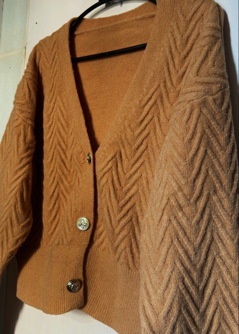 Knitted cardigan (Category: Longsleeves) located in Cavite. Submitted by chicfinds.slay (Listing ID 1469498509, Image 2). Description: ✨best fit s-semi large body frame ✨super nice thick premium quality .