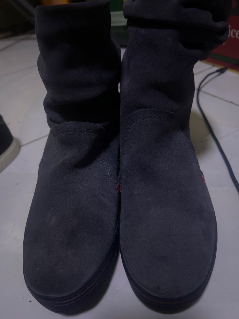 Lacoste Sesilde AP SRW Size 35.5/ 6 (Category: Sneakers) located in Manila. Submitted by keliacrize70151 (Listing ID 1469516872, Image 1). Description: - Brand: Lacoste (Model: Sesilde AP SRW) - Color: Navy blue canvas with white polka dot inner lining - Size: UK 3, EUR 35.5, USA 5 - Origin: Made in China - Condition: Clean interior fabric, sturdy construction, classic branding - Style: Comfortable everyday casual sneakers - Never been used or wo