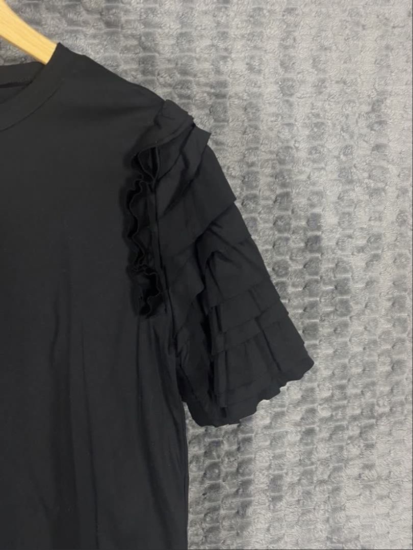 Lanvin En Bleu Frill Sleeve Top (Category: Blouses) located in Bacolod City. Submitted by treasurehunts.6100 (Listing ID 1469528286, Image 3). Description: Lanvin En Bleu Frill Sleeve Top Condition - Excellent Color - Black Color rate - 10 / 10 Material - 100% Cotton No Flaws Size 38 Best Fit - M - L Dimensions : Width - 18 Length / 22.5 Brands you might find on my profile ( Cos, Uniqlo, H&M, Zara, Muji, Ralph Lauren, Hugo Boss, Fred Perry, Lacos
