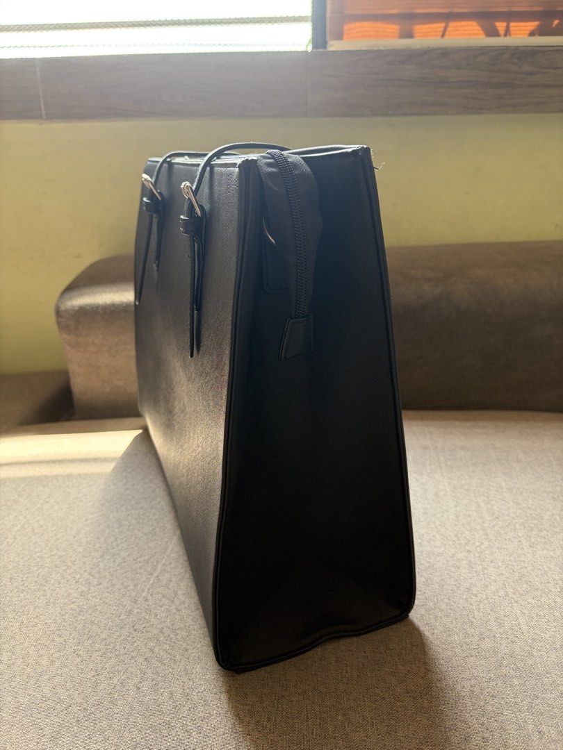 Laptop Shoulder Bag (Category: Shoulder Bags) located in Calamba. Submitted by itsguzely (Listing ID 1469409302, Image 2). Description: 👜Leather Laptop Shoulder Bag ✅Perfect for Office Girlies ✅Leather Material (Water-resistant) ✅Used once for office work ✅Fits 15.6 inch laptop RFS: I prefer using a backpack laptop bag since I travel 5 hours going to office..
