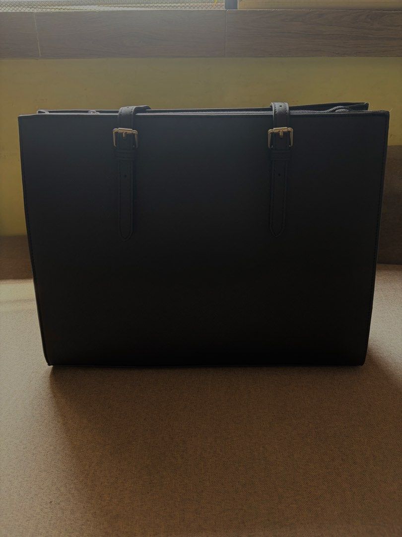 Laptop Shoulder Bag (Category: Shoulder Bags) located in Calamba. Submitted by itsguzely (Listing ID 1469409302, Image 1). Description: 👜Leather Laptop Shoulder Bag ✅Perfect for Office Girlies ✅Leather Material (Water-resistant) ✅Used once for office work ✅Fits 15.6 inch laptop RFS: I prefer using a backpack laptop bag since I travel 5 hours going to office..