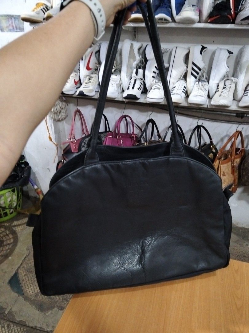 Leather Prada (Category: Shoulder Bags) located in El Salvador. Submitted by francheskaukayukay (Listing ID 1469453360, Image 1). Description: .