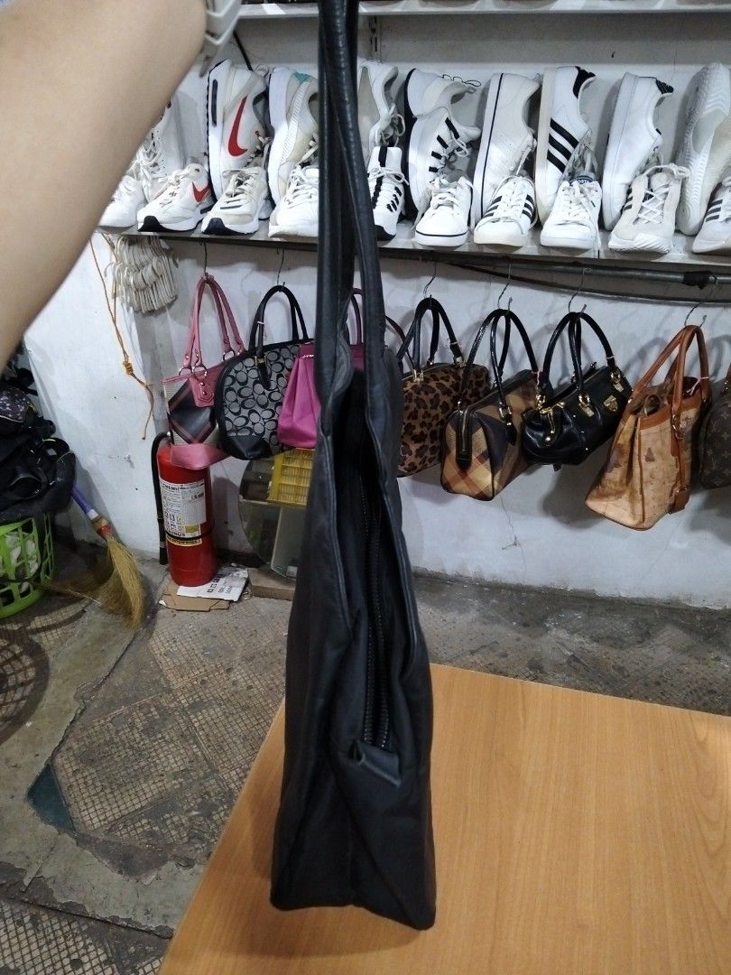 Leather Prada (Category: Shoulder Bags) located in El Salvador. Submitted by francheskaukayukay (Listing ID 1469453360, Image 2). Description: .