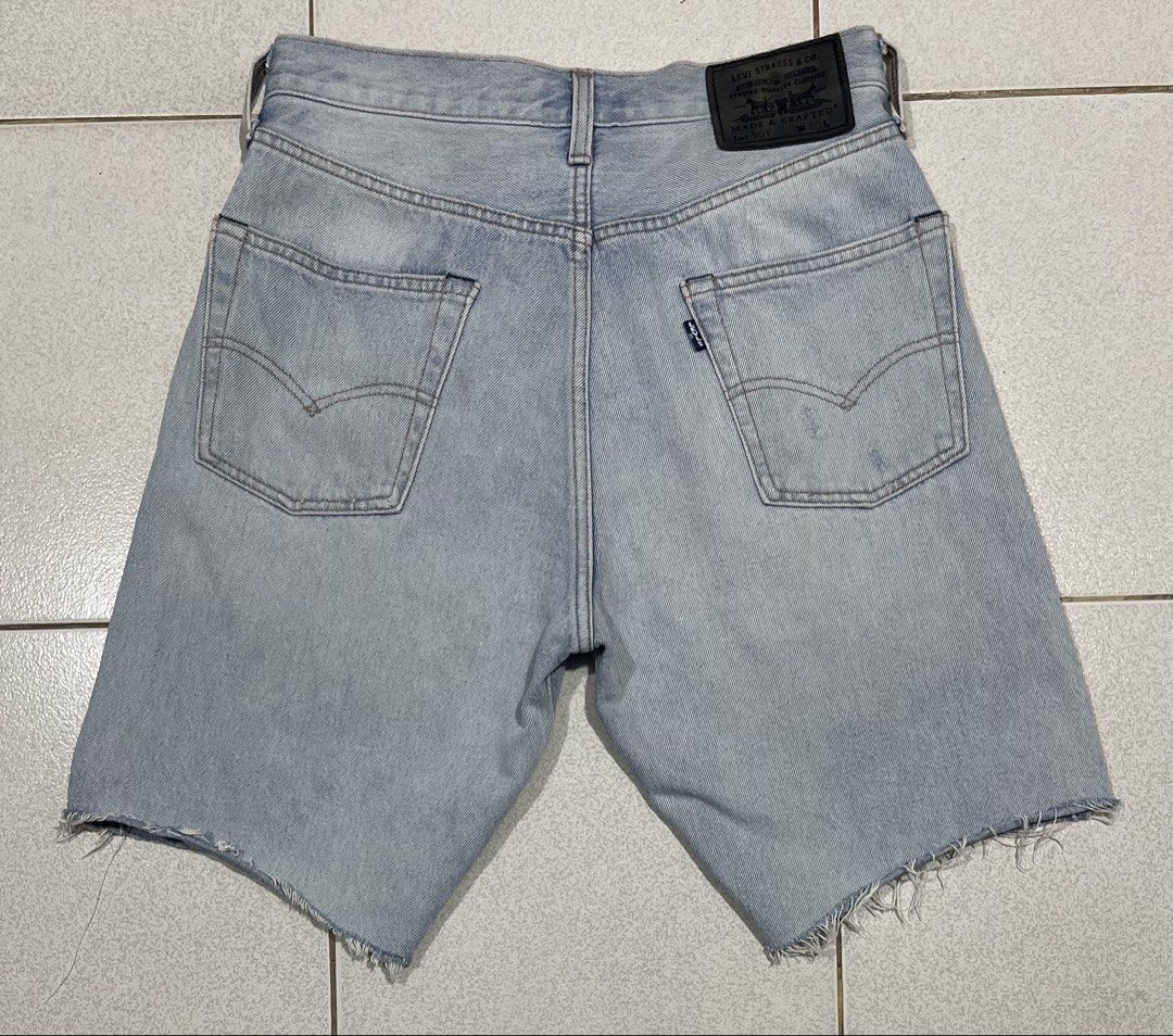 Levis 501 Made & Crafted Selvedge Shorts (Category: Shorts) located in Mandaue City. Submitted by MJ_80 (Listing ID 1469410998, Image 1). Description: Mens Levis 501 Made & Crafted Selvedge Shorts Buttonfly Size 28 on tag Fits 28-29 Waist See photos for measurements Color rate & Consition: 9.7/10 Price: 2,200.