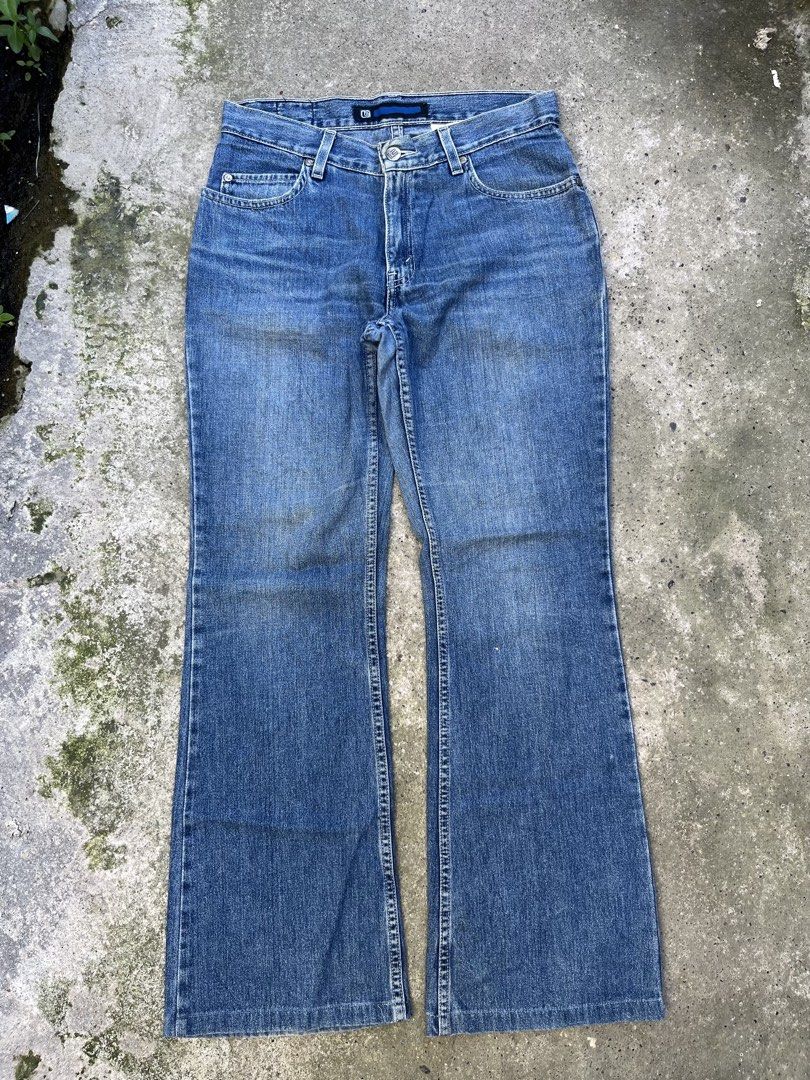 Levi's 5 JR M Vintage Bootcut Jeans (Category: Jeans) located in Manila. Submitted by thrifttika (Listing ID 1469449058, Image 3). Description: - Brand: Levi's vintage denim jeans - Size: 5 JR M - Color/Wash: Medium blue wash - Fit: Classic bootcut flare leg - Material: 100% cotton (Assembled in Guatemala) - Details: Zip fly with button closure, branded hardware, and back pocket embroidery - Measurements (noted from tag): Waist 30", Length 40", L