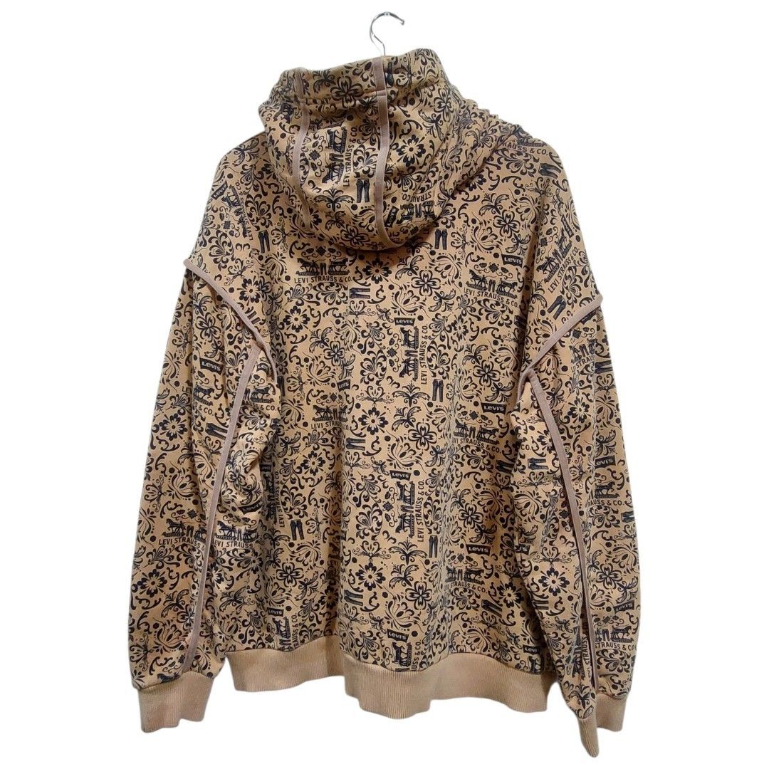 Levi's AOP Pullover Hoddie Jacket (Category: Coats, Jackets and Outerwear) located in Manila. Submitted by undothriftshop (Listing ID 1469521526, Image 2). Description: Levi's AOP Pullover Hoddie Jacket Tan / Beige with black XL on Tag Good Condition Please see the photos for other details Note : Need Wash This is a Thirft,used,pre-loved item Please manage your expectations Selling price : 650.