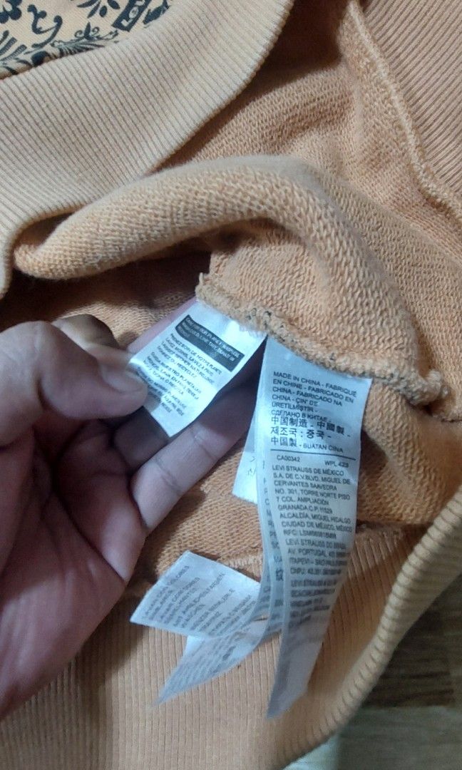 Levi's AOP Pullover Hoddie Jacket (Category: Coats, Jackets and Outerwear) located in Manila. Submitted by undothriftshop (Listing ID 1469521526, Image 3). Description: Levi's AOP Pullover Hoddie Jacket Tan / Beige with black XL on Tag Good Condition Please see the photos for other details Note : Need Wash This is a Thirft,used,pre-loved item Please manage your expectations Selling price : 650.