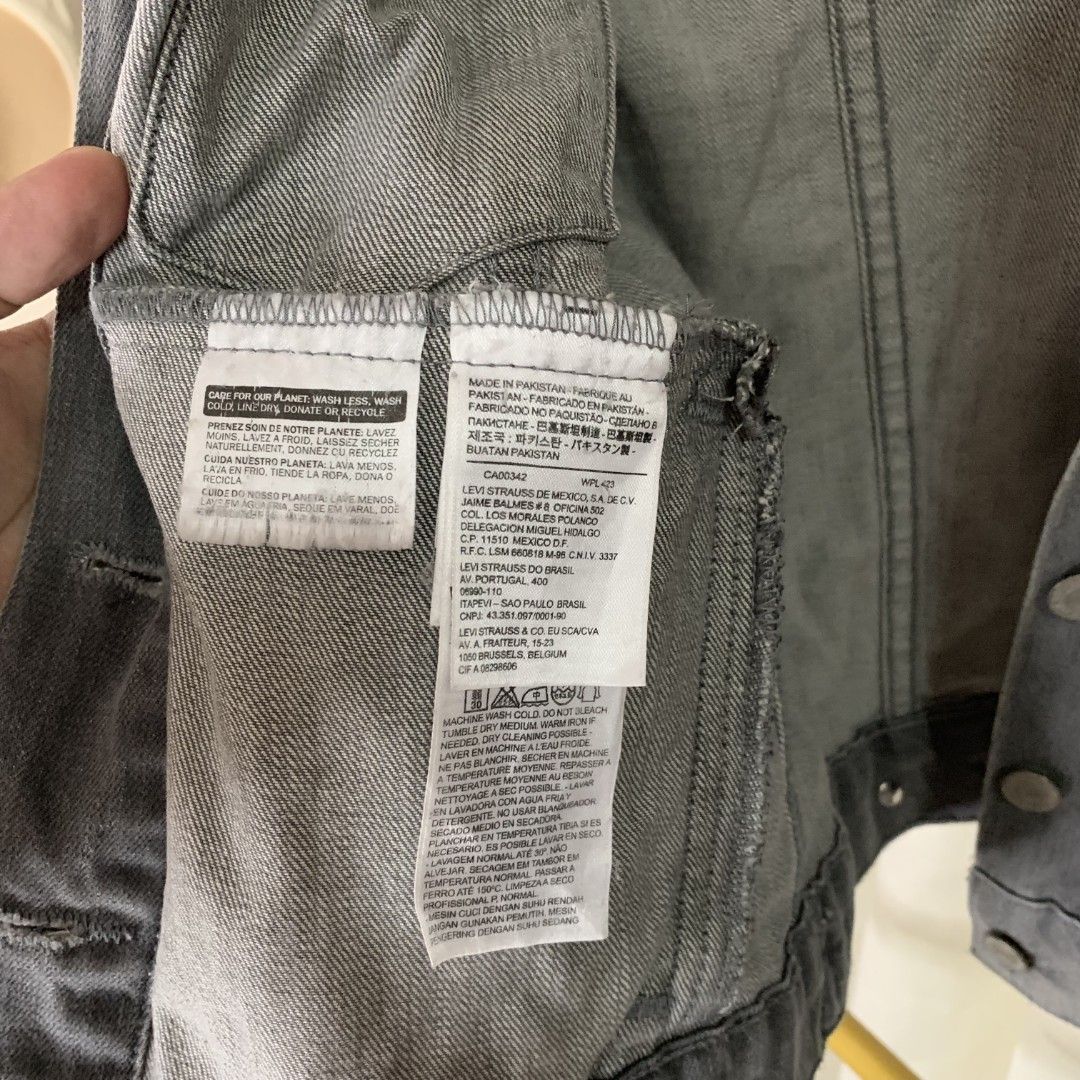 LEVI'S DENIM JACKET FOR WOMEN (Category: Coats, Jackets and Outerwear) located in Binalonan. Submitted by thrift_on2022 (Listing ID 1469517342, Image 3). Description: W- 17.5 L - 20 Color rate - 9.7 /10 Excellent Condition❗️.