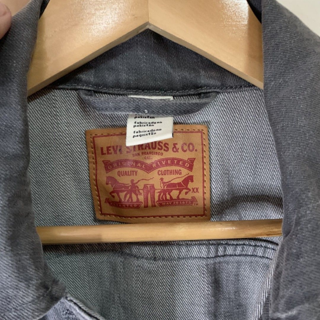 LEVI'S DENIM JACKET FOR WOMEN (Category: Coats, Jackets and Outerwear) located in Binalonan. Submitted by thrift_on2022 (Listing ID 1469517342, Image 2). Description: W- 17.5 L - 20 Color rate - 9.7 /10 Excellent Condition❗️.