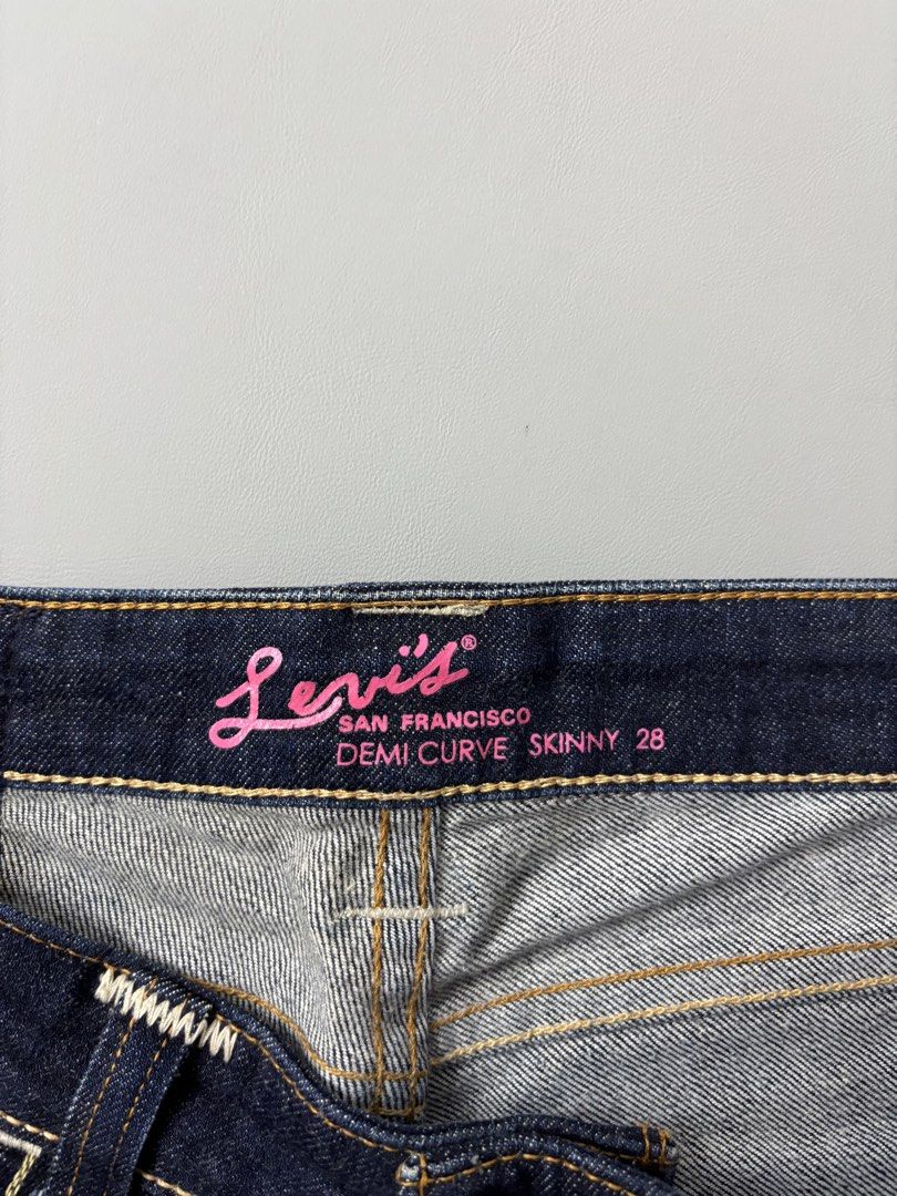 Levi’s Denim Skinny Jeans (Category: Jeans) located in San Fernando. Submitted by kayemanalac_05 (Listing ID 1469531409, Image 3). Description: L 36 W 32-33.