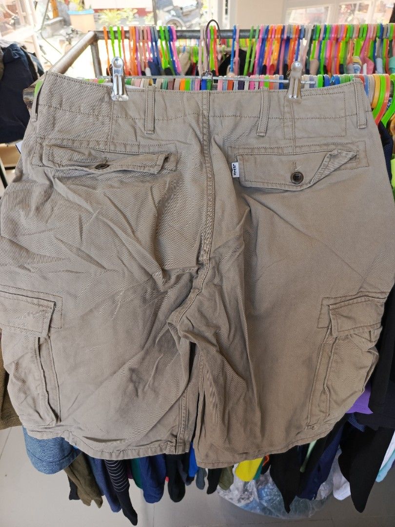 Levi's Khaki Cargo Shorts Size W31 (Category: Shorts) located in Cabatuan. Submitted by penthegreat (Listing ID 1469431795, Image 2). Description: - Brand: Levi's - Style: Khaki cargo shorts with original store tag attached - Size: W31 - Material: 100% durable cotton - Closure: Classic button fly - Features: Multiple side utility pockets with secure button flaps - Condition: Brand new with tags.