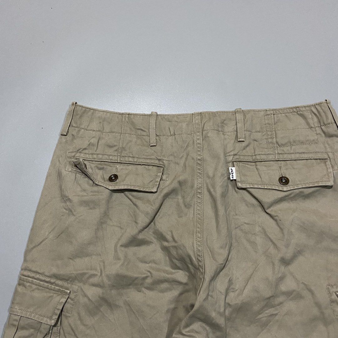 Levis Solid Men Cargo Shorts Biege (Category: Shorts) located in Cebu City. Submitted by johngregmoldez03 (Listing ID 1469429763, Image 3). Description: Levis Solid Men Cargo Shorts Biege Authentic Size: 34 on tag Dimension: 34-36 Waist / 22 Length ( plus 2 size ) Color Rate: 10/10 Excellent Condition - Need Wash Pm📩.