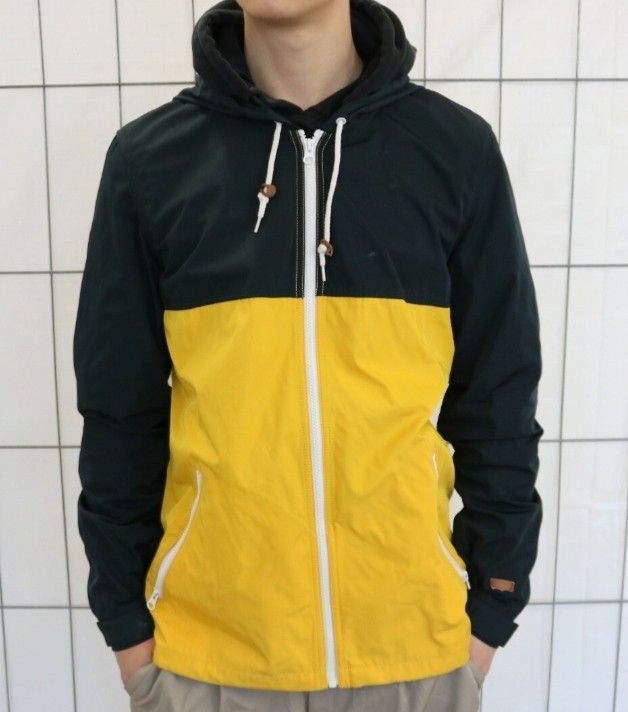 Levi's two tone windbreaker (Category: Coats, Jackets and Outerwear) located in Bulacan. Submitted by ryldeal030912 (Listing ID 1469510432, Image 1). Description: excellent condition medium 23" width 29" lenght.