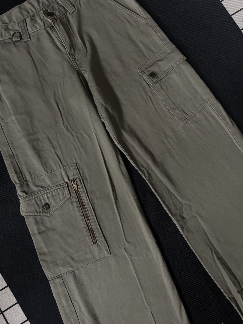 Levi’s Zipper Flare Cargo Pants (Category: Other Bottoms) located in Naga. Submitted by curatedslips (Listing ID 1469504108, Image 3). Description: Levi’s Zipper Flare Cargo Pants 📏 28W x 38.5L x 10” hem (closed), 11” hem (open) 📝 Cut Tag Good condition.