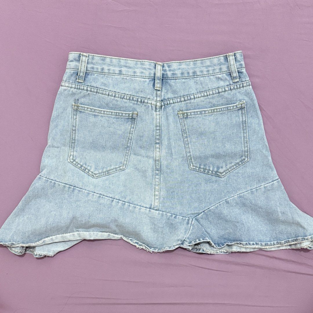 Light wash denim ruffle mini skirt (Category: Skirts) located in Legazpi City. Submitted by maerixx (Listing ID 1469508055, Image 2). Description: Size 27-28 - Style: Light wash denim mini skirt with a trendy ruffled hem - Closure: Standard front button and zipper fly - Features: Belt loops, 2 front pockets, 2 back patch pockets - Fit: Classic faded blue, perfect for streetwear - Styling: Looks great with basic tees or crop tops - Condition: Bran