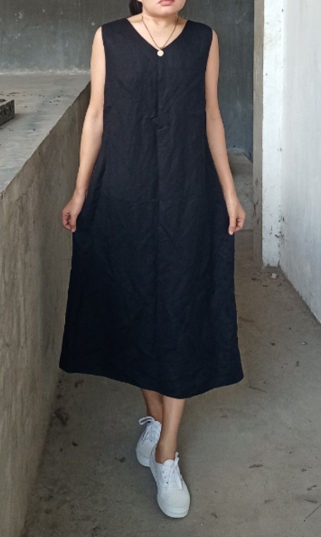 Linen deep black A-line slip dress (Category: Dresses) located in Davao. Submitted by kannikasok1987 (Listing ID 1469569464, Image 2). Description: Zipper at the back Bust 38 Waist up 34 L 46 good as new.