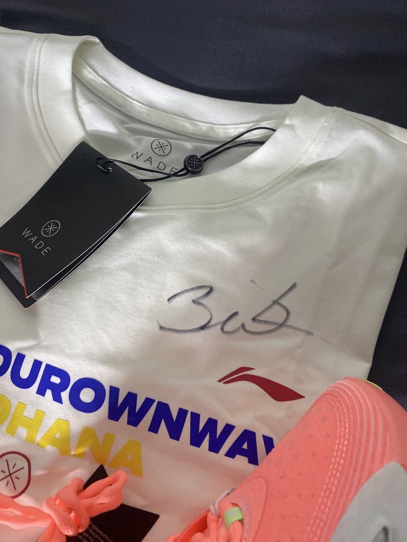 Lining D Wade Shoes & Signed Shirt (Category: Sneakers) located in Pasig City. Submitted by lumangkamisa (Listing ID 1469556787, Image 2). Description: Lining Shoes size 9.5 US (brandnew) Shirt signed by Dwade .