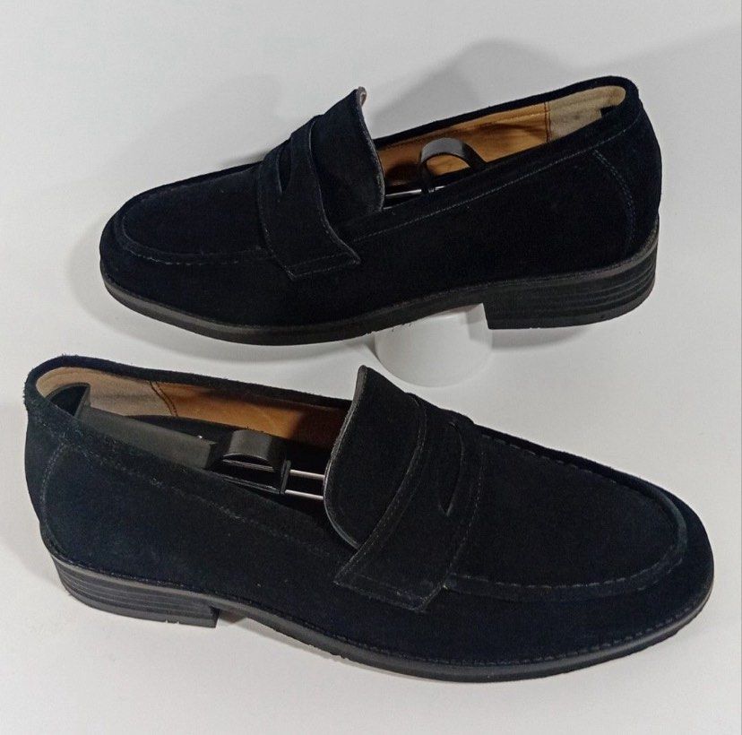 Loafer Suede Elcanto (Category: Casual Shoes) located in Cagayan de Oro. Submitted by zarelthrift (Listing ID 1469521109, Image 1). Description: Loafer Suede Elcanto US 8/ 26.5 Very Good Condition ✅️This shoe size written already has an allowance in “Fit Style” with 1 cm, which is a standard allowance. So it’s not very tight. ✅️Shoe Size Allowance Description 0 cm allowance, Very Tight 1 cm Fit Style 1.5 cm Right Size 2. cm Loose, Need Thick Sock
